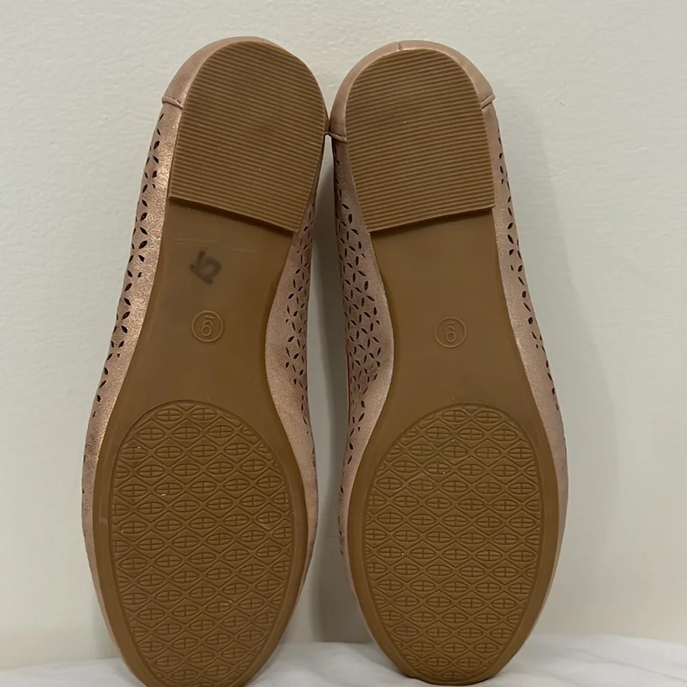White mountain rose gold cut out detail flat in size 9